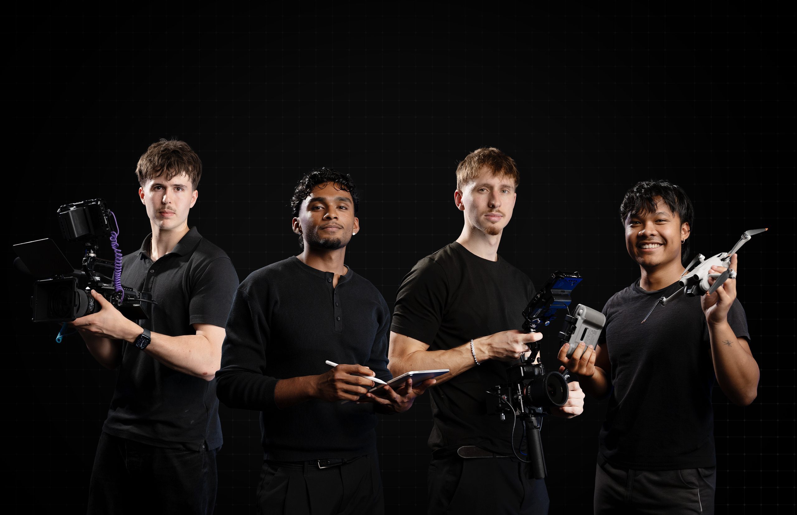 Das Team der Haldelain GmbH mit Kamera, Tablet und Drohne